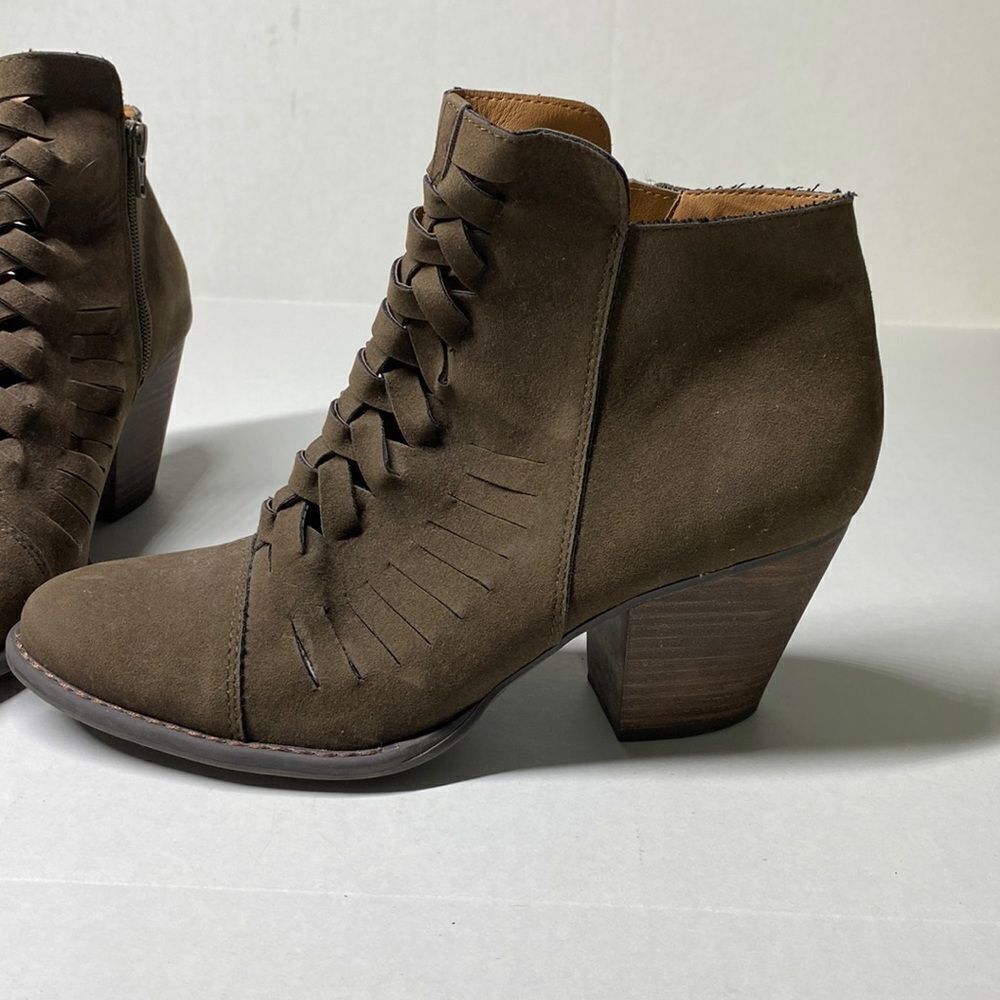 Mossimo Ankle Boot Size 9 Zip Size Closure Laser Cut Design Crossover Detail